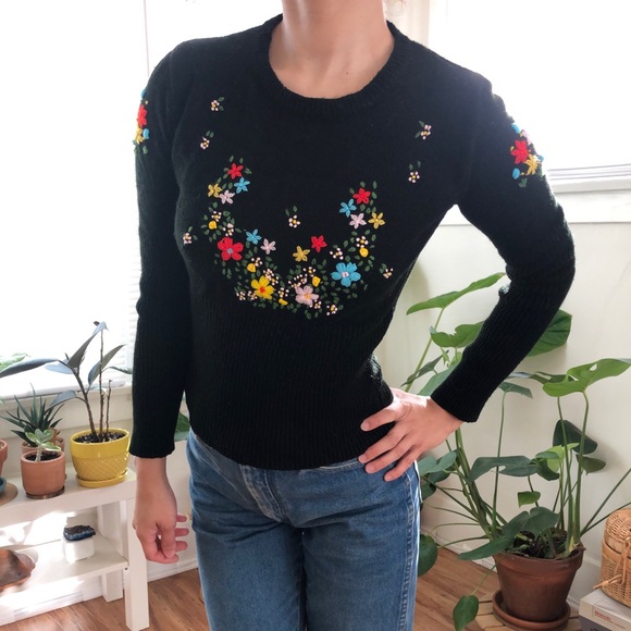 Vintage sweater w/ cute floral detail - Picture 5 of 7